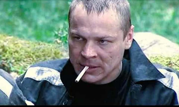 Он выходит из тюрьмы и начинает мстить подонкам которые его подставили (боевик)